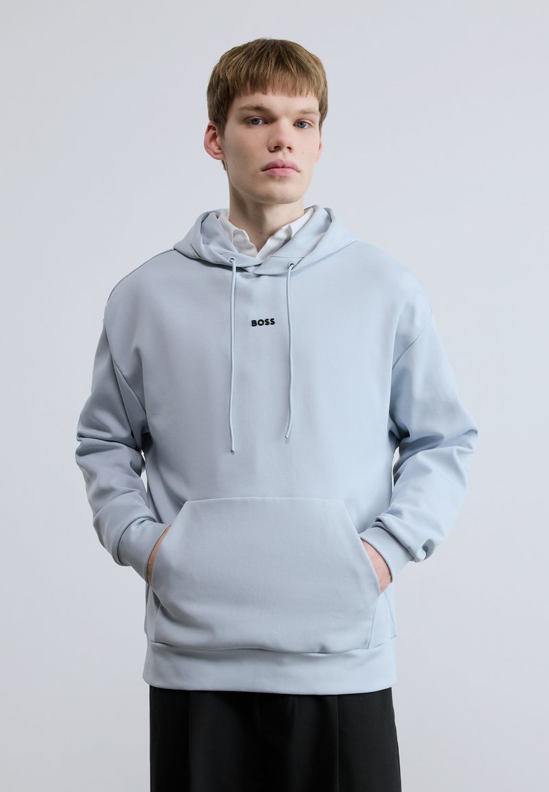 Ανοιχτό μπλε φούτερ με κουκούλα από μαλακό ύφασμα, με μπροστινή τσέπη, ρυθμιζόμενο σκοινί στο καπάκι και μικρό μαύρο λογότυπο "BOSS" στο στήθος.