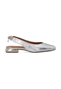 Stříbrná metalická Slingback obuv s špičatou špičkou, plochým podpatkem a dekorativním poutkem na zadní straně. Hladký povrch a lesklý finiš.