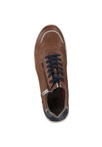 Zapatilla de cuero marrón con parte superior texturizada, cierre de cremallera, cordones azul marino y suela blanca con acentos rojos. Logo de la marca visible en el interior.