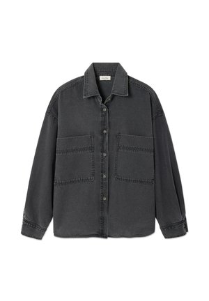 Veste en denim gris foncé à boutons, avec deux grandes poches avant plaquées et un col classique, présentée à plat sur un fond blanc.