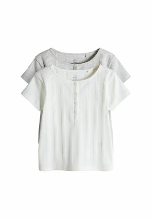 Zwei kurzärmlige T-Shirts, eines weiß und eines hellgrau, mit einer gerippten Textur und drei Knöpfen am Kragen.