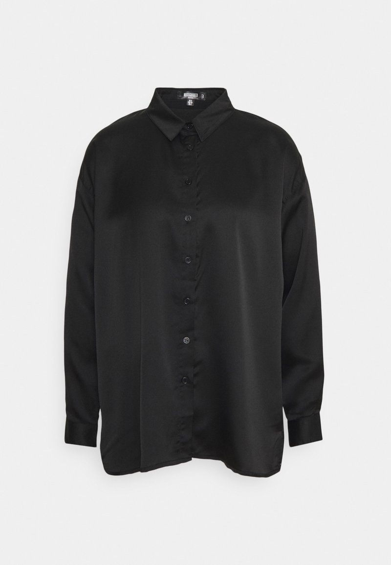 Chemise noire à manches longues avec col, finition satinée lisse et boutons visibles sur le devant, sur fond blanc.