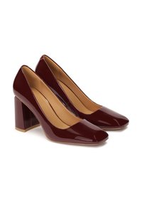 Burgundy lackskinn högklackade pumps med fyrkantig tås design, med en blockklack och beige inredning. Slät, glänsande textur.