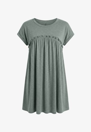 Zielona sukienka z krótkim rękawem, okrągłym dekoltem, marszczoną falbaną pod biustem i luźną, zwiewną spódnicą.