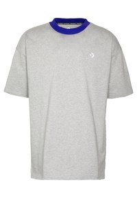 Camiseta de manga corta gris claro con cuello acanalado azul y pequeño logo blanco de Converse en la parte superior izquierda del pecho.