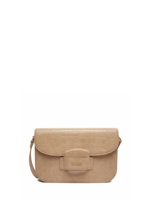 Bolso bandolera beige con textura de cocodrilo, forma rectangular, solapa frontal con cierre magnético y logotipo "GINO ROSSI" en la parte delantera.
