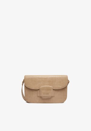 Bolso bandolera beige con textura de cocodrilo, forma rectangular, solapa frontal con cierre magnético y logotipo "GINO ROSSI" en la parte delantera.