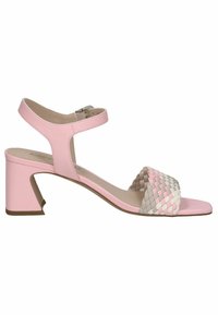 Sandal de cuero rosa con una tira trenzada blanca y rosa. Presenta una correa para el tobillo y un tacón cuadrado con un detalle en corte. Suela plana, textura suave.