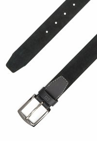 Zwarte suède riem met een metalen gesp en leren accenten. Heeft een gladde textuur, nauwkeurige stiksels en vijf verstelbare gaten.