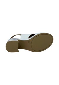 Sandal con tacco alto aperta davanti, di colore bianco, con suola in gomma marrone chiaro, caratterizzata da una finitura liscia e da un'unica tracolla.