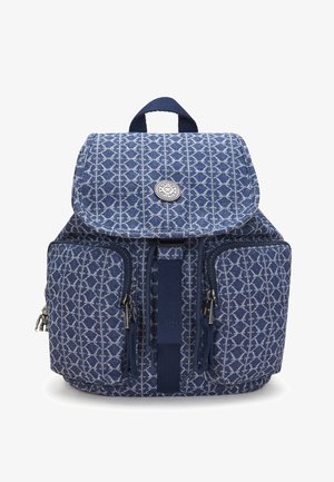 Zaino in tessuto blu con motivo geometrico bianco, due tasche frontali con zip, pattina superiore con logo circolare e maniglia per il trasporto.