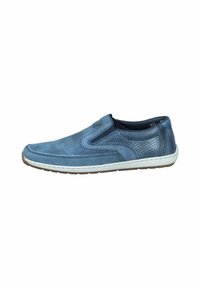 Zapato de piel azul de tipo slip-on con diseño perforado, acento en un tono marino contrastante, suela blanca y punta redondeada. Acabado suave y texturizado.