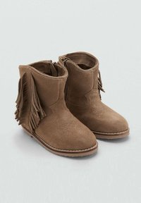 Stivaletti in suede marrone per bambini, con cerniere laterali e dettagli in frange sui lati esterni, caratterizzati da motivi cuciti sulla punta.