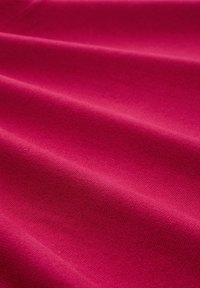 Tkanina fuksjowa o gładkiej, teksturowanej powierzchni, z delikatnymi fałdami i jednolitym kolorem, bez widocznych wzorów ani akcentów.