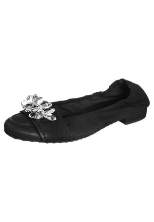 Sort flad sko med elastisk bagstykke og klar krystalblomstudsmykning på tåen.