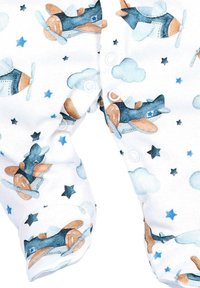 Baby-Overall mit einem Wolken- und Flugzeugmuster in Blau, Braun und Weiß; mit Druckknöpfen und weichem Stoff.