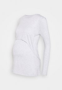 Camisola de maternidade de manga longa em cinza claro, feita de um material macio e elástico; apresenta um lado pregueado para um ajuste confortável sobre a barriga.