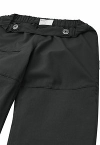 Pantaloni neri con cintura elastica, due bottoni, frontale piatto e tasca laterale. Realizzati in un tessuto liscio e leggero.