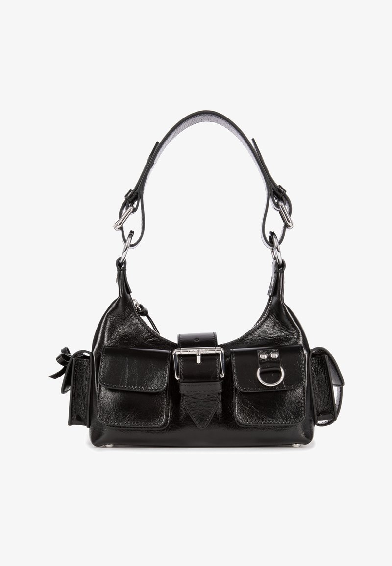 Μαύρη δερμάτινη τσάντα χειρός με καμπύλο σχήμα, διαθέτοντας φαρδιά λουρί, ασημένιο κούμπωμα, μπροστινές τσέπες και διακοσμητικά τόξα.