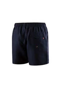 Pantaloni da bagno blu navy realizzati in tessuto leggero, con una vita elasticizzata e una tasca posteriore con dettaglio a bottoni.