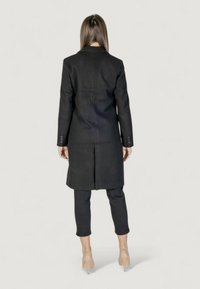 Vero Moda FORTUNESARA GA BOO  - Abrigo corto - black