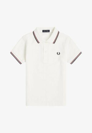 Polo bianca a maniche corte con righe nere e rosse sul colletto e sui polsini, due bottoni bianchi e piccolo logo della corona d'alloro nera sul petto.