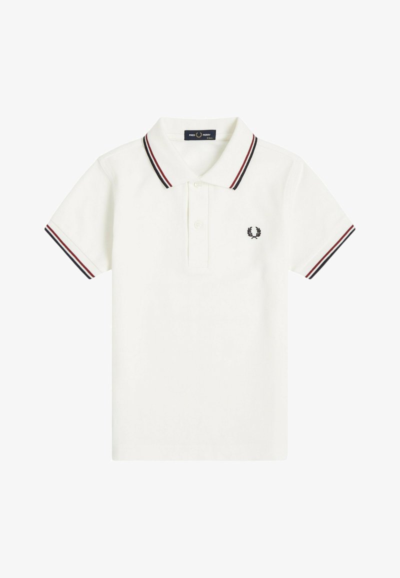 Polo bianca a maniche corte con righe nere e rosse sul colletto e sui polsini, due bottoni bianchi e piccolo logo della corona d'alloro nera sul petto.