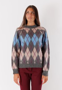 Maglione lavorato a maglia con una base grigia e motivi a diamante blu, rosa e bordeaux. Collo rotondo e polsini a costine. Texture morbida.