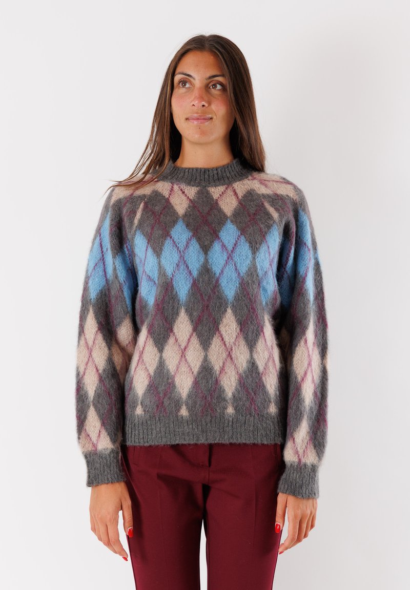 Maglione lavorato a maglia con una base grigia e motivi a diamante blu, rosa e bordeaux. Collo rotondo e polsini a costine. Texture morbida.