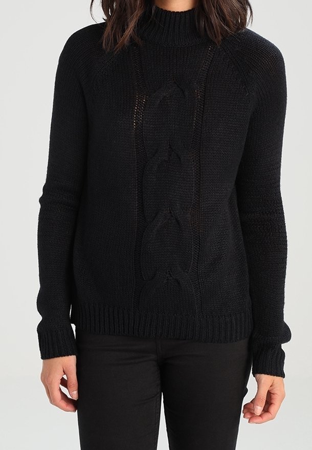 Schwarzer, gestrickter Pullover mit hohem Kragen, Zopfmuster in der Mitte, langen Ärmeln sowie gerippten Bündchen und Saum.
