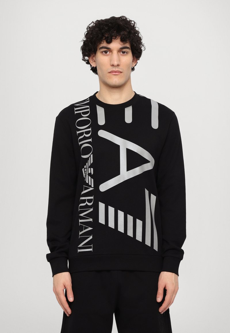 Felpa nera con logo argento e motivi geometrici. Maniche lunghe, girocollo, realizzata in tessuto morbido con una texture liscia.