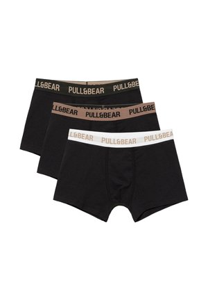 Trzy czarne bokserki z elastycznymi pasami w kolorze czarnym, brązowym i białym, każda oznaczona logo "PULL&BEAR".