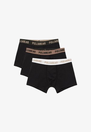 Trzy czarne bokserki z elastycznymi pasami w kolorze czarnym, brązowym i białym, każda oznaczona logo "PULL&BEAR".