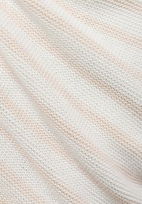 Lichtgewicht gebreide stof met pastelroze en witte strepen, met een gestructureerd, geribbeld ontwerp dat een zachte, gezellige uitstraling creëert.