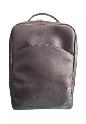 Zaino slim in pelle nera con cuciture sulla tasca frontale curva e maniglia superiore, piccola toppa con logo vicino all'angolo inferiore destro.