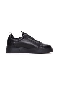 Sneaker in pelle nera con finitura liscia, punta rotonda, chiusura con lacci davanti e suola in gomma spessa. Presenta un tassello sul tallone.