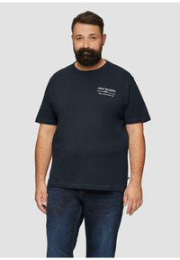 T-shirt à manches courtes bleu marine en coton, avec un imprimé blanc "FISH N' CHIPS" sur la poitrine gauche et une coupe décontractée.