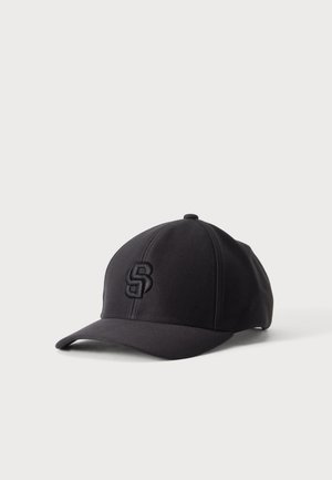 Casquette de baseball noire avec une visière courbée et des lettres brodées "SB" à l'avant, présentée sur un fond clair uni.