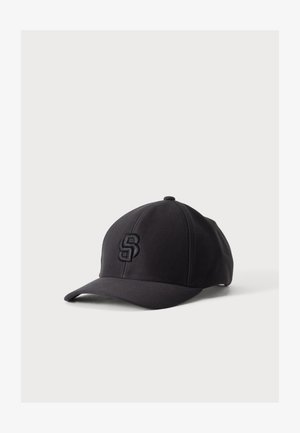 Casquette de baseball noire avec une visière courbée et des lettres brodées "SB" à l'avant, présentée sur un fond clair uni.