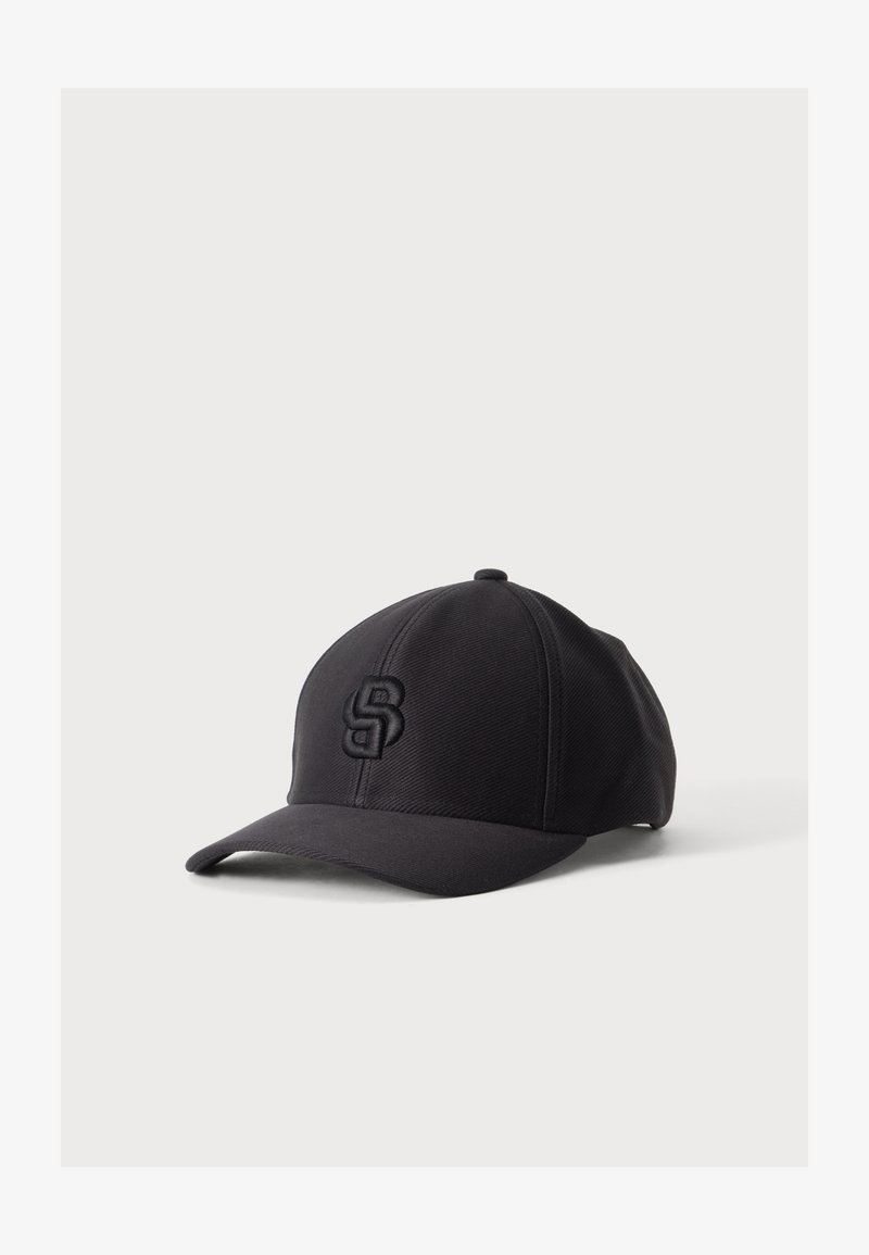 Casquette de baseball noire avec une visière courbée et des lettres brodées "SB" à l'avant, présentée sur un fond clair uni.