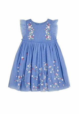Abito in cotone blu con motivi floreali ricamati, maniche a volant e gonna arricciata. Presenta un collo rotondo e chiusura sul retro.