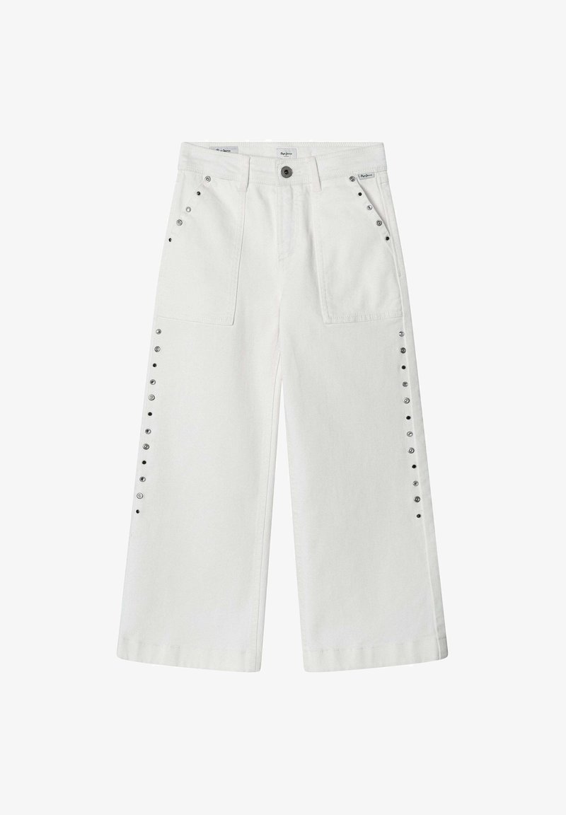 Pantalones de pernera ancha blancos con dos bolsillos frontales, acentos de botones de presión plateados a lo largo del costado y un acabado de tela texturizada.
