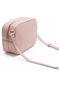 Borsa a tracolla in pelle rosa con superficie testurizzata, chiusura con zip e tracolla regolabile. Forma rettangolare con angoli arrotondati. Dettagli in metallo dorato.