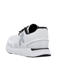 Vit sportskor med ett mesh-övre, svarta accenter, tjock sula och grå logodetalj. Har snören och en dragslipsrem baktill för enkel påtagning.