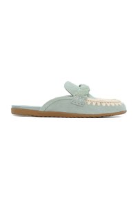 Scarpe slip-on in suede verde con cuciture intrecciate beige e un accento decorativo sulla parte superiore. Presentano una suola in gomma flessibile.