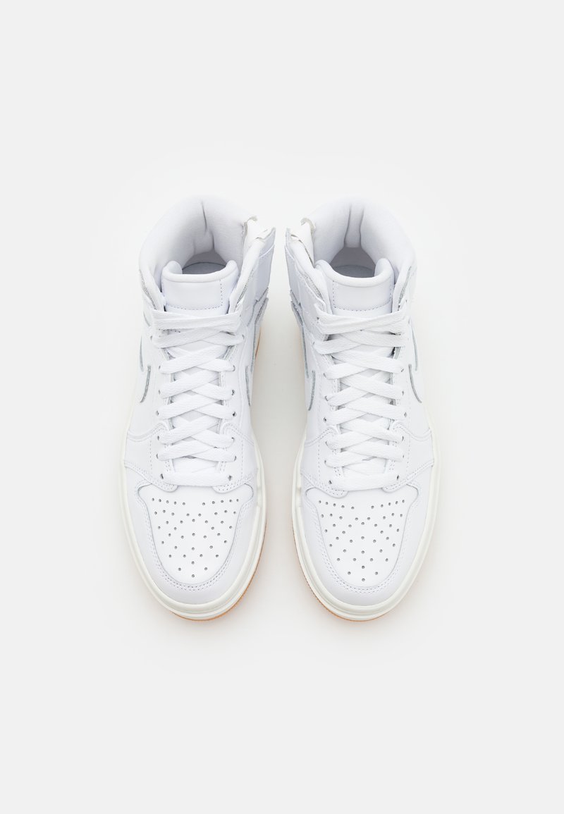 Weiße High-Top-Sneaker mit einem glatten Lederoberteil, perforiertem Zehenbereich und flachen Schnürsenkeln. Gummisohle mit einem kontrastierenden, tanfarbenen Akzent.