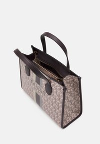 Bolso tote marrón y estampado con asas dobles, bolsillo interior con cremallera y logotipo. Presenta una forma estructurada y una tela con un ligero brillo.