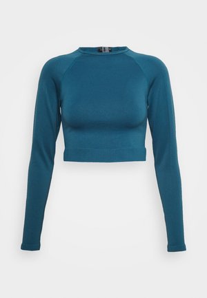 Sweter z dzianiny w kolorze niebiesko-zielonym, z długimi rękawami, skrócony, z okrągłym dekoltem i prążkowanym dołem, przedstawiony na białym tle.