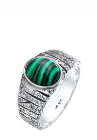 Anello d'argento con una grande pietra ovale di malachite a strisce verdi e nere, fascia testurizzata con finitura grezza, con inciso "925".