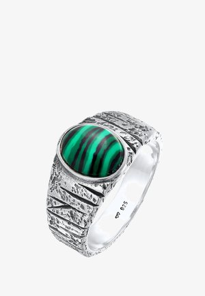 Silberner Ring mit großem ovalem Malachitstein mit grünen und schwarzen Streifen, strukturierter Band mit rauer Oberfläche, punziert mit '925'.